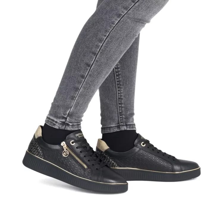 Baskets noires et monogramme pour femme de la marque Remonte. Référence D2E00-03 Noir. Disponible chez Chauss'Family magasin de chaussures à Issoire.