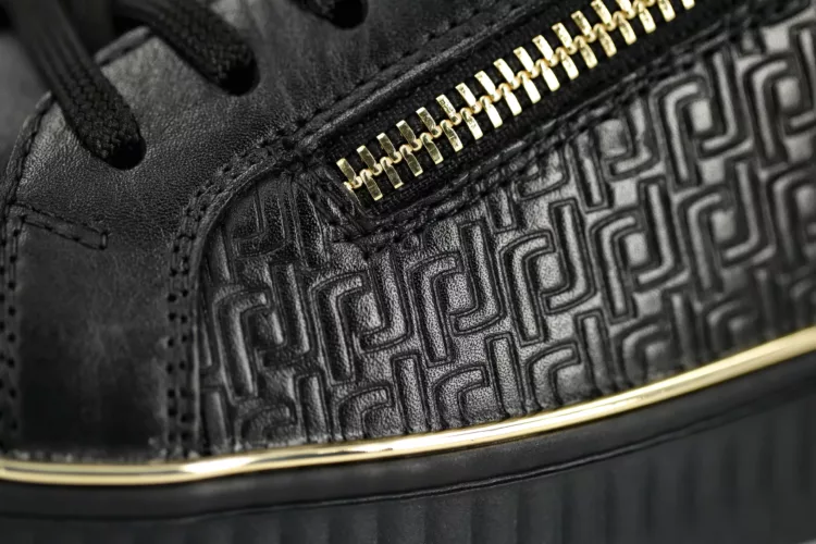 Baskets noires et monogramme pour femme de la marque Remonte. Référence D2E00-03 Noir. Disponible chez Chauss'Family magasin de chaussures à Issoire.