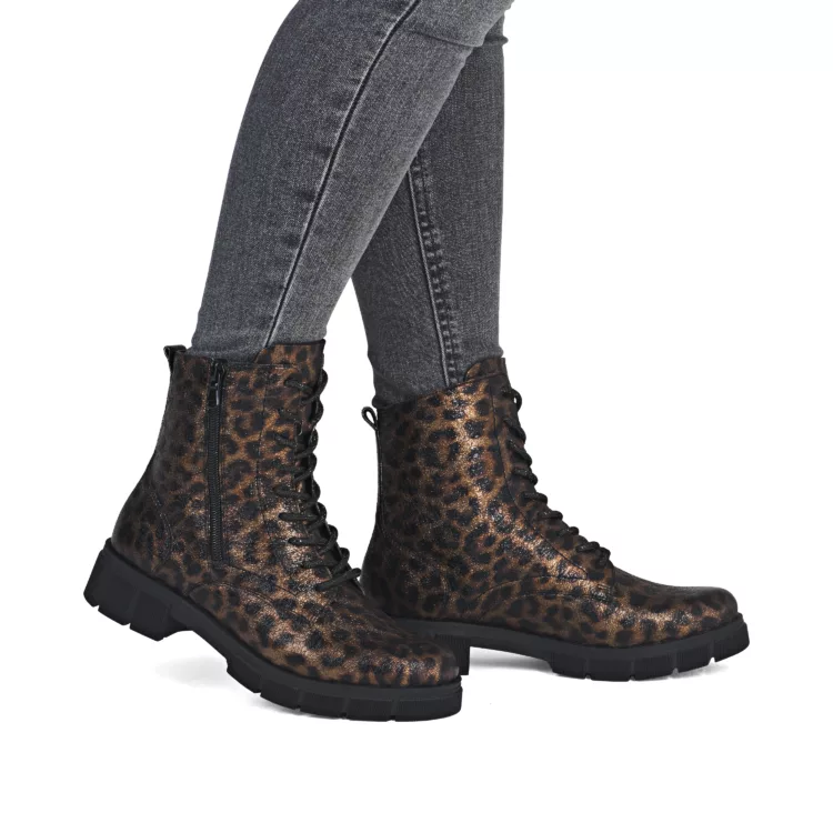 Bottines léopard à lacets pour femme marque Remonte. Référence D2S72-90 Multi. Disponible chez Chauss'Family magasin de chaussures Issoire.