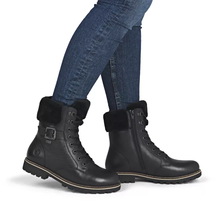 Bottines noires à lacets pour femme marque Remonte. Référence D8481-00 Noir. Disponible chez Chauss'Family magasin de chaussures Issoire.