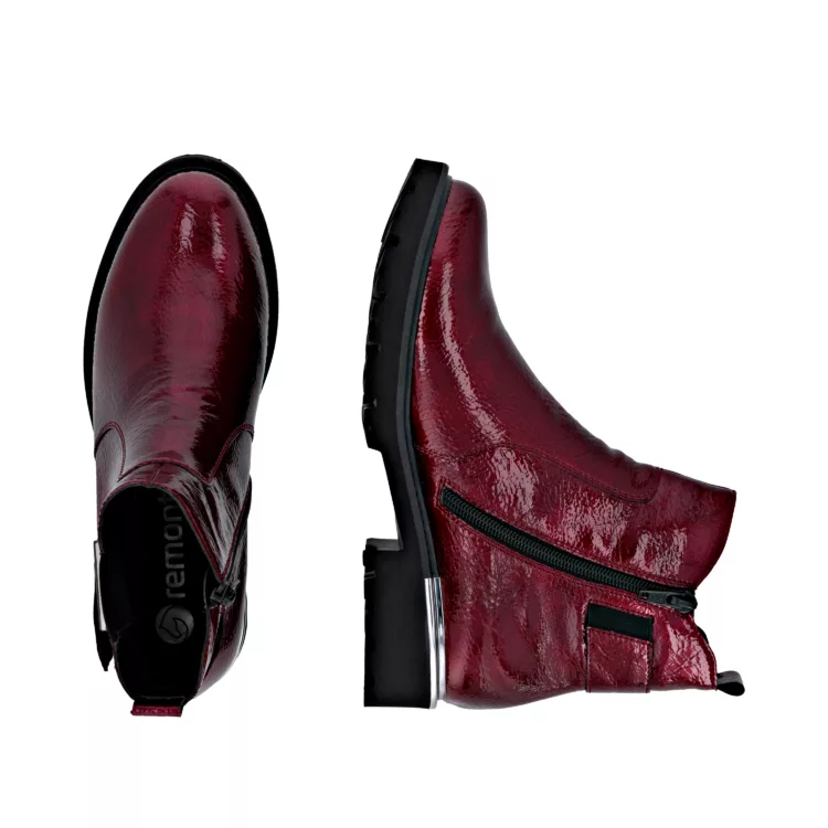 Bottines rouges vernies de la marque Remonte pour femme. Référence : D8684-33 Rouge. Disponible chez Chauss'Family magasin de chaussures à Issoire.