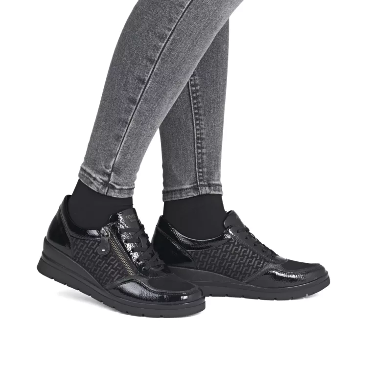 Baskets noires compensées pour femme de la marque Remonte. Référence R0701-08 Noir. Disponible chez Chauss'Family chaussures à Issoire.