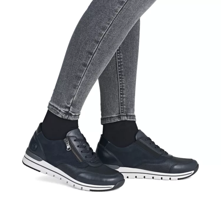 Baskets souples bleu marine pour femme marque Remonte. Référence R6714-14 Bleu foncé. Disponible chez Chauss'Family magasin de chaussures à Issoire.