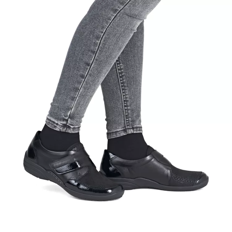 Chaussures noires à velcro pour femme marque Remonte. Référence R7600-00 Black. Disponible chez Chauss'Family magasin de chaussures Issoire.