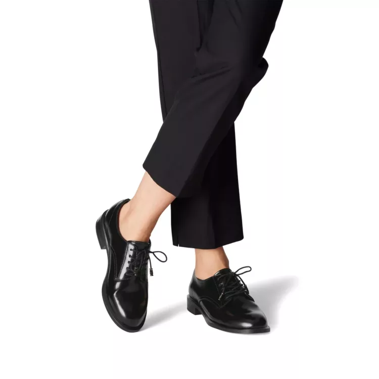 Derbies noires de la marque Tamaris. Référence 23349-45 024 Black Matt Uni. Disponible chez Chauss'Family magasin de chaussures à Issoire.
