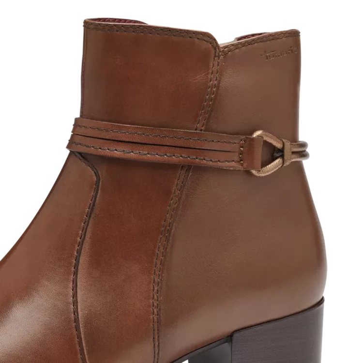 Bottines marron à talons de la marque Tamaris pour femme. Référence : 25042-41 305 Cognac . Disponible chez Chauss'Family magasin de chaussures à Issoire.