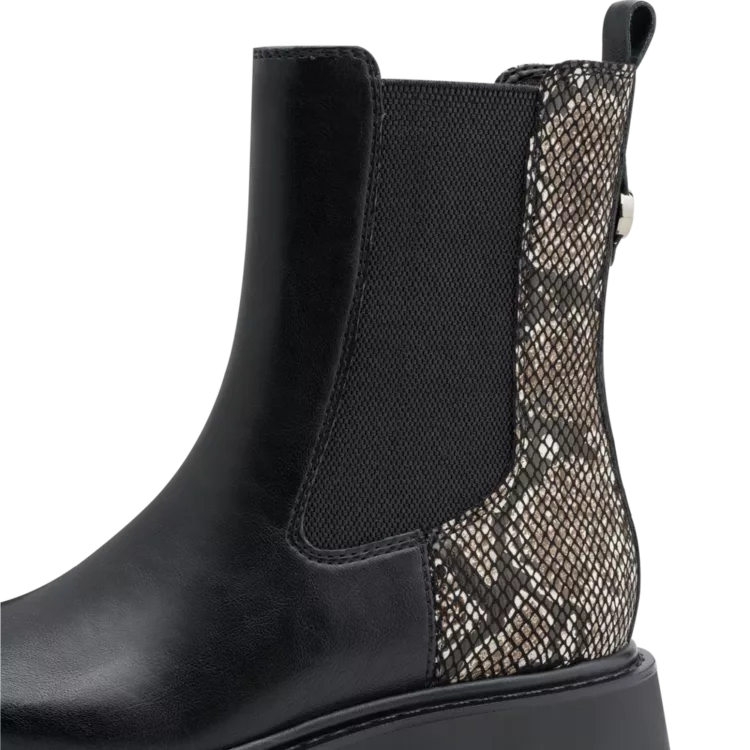 Bottines chelsea noires et python de la marque Tamaris. Référence : 25411-45 073 Black Snake. Disponible chez Chauss'Family magasin de chaussures à Issoire.