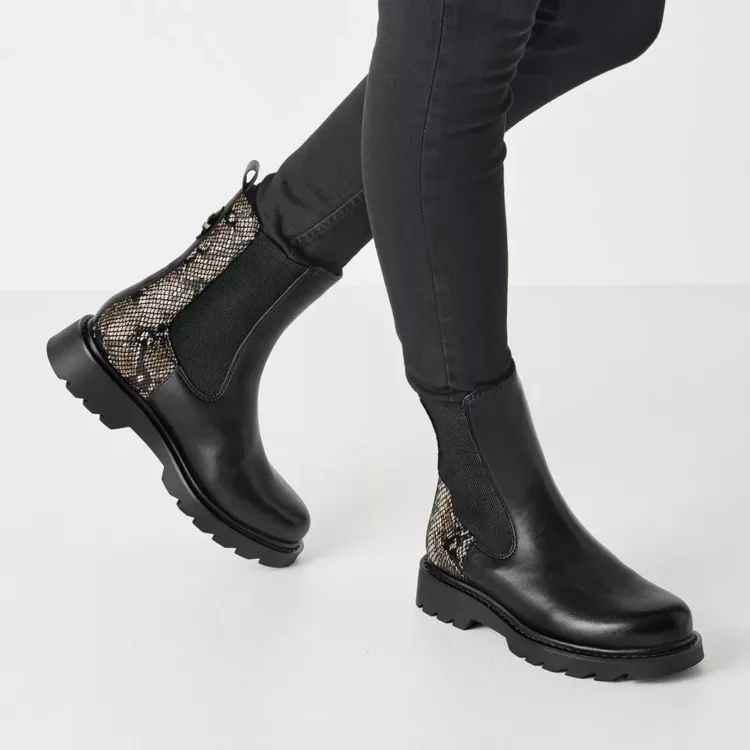 Bottines chelsea noires et python de la marque Tamaris. Référence : 25411-45 073 Black Snake. Disponible chez Chauss'Family magasin de chaussures à Issoire.