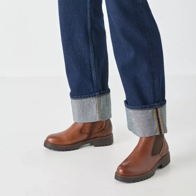 Bottines chelsea marron de la marque Tamaris. Référence :25466-45 348 Cognac Leather. Disponible chez Chauss'Family magasin de chaussures à Issoire.