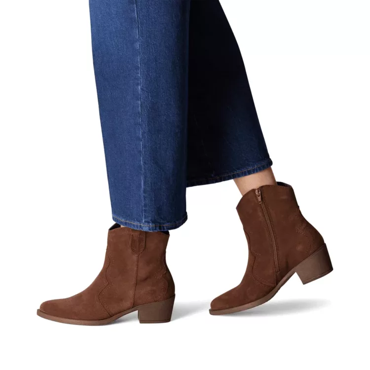 Santiags chocolat de la marque Tamaris pour femme. Référence : 25702-41 304 Mocca . Disponible chez Chauss'Family magasin de chaussures à Issoire.