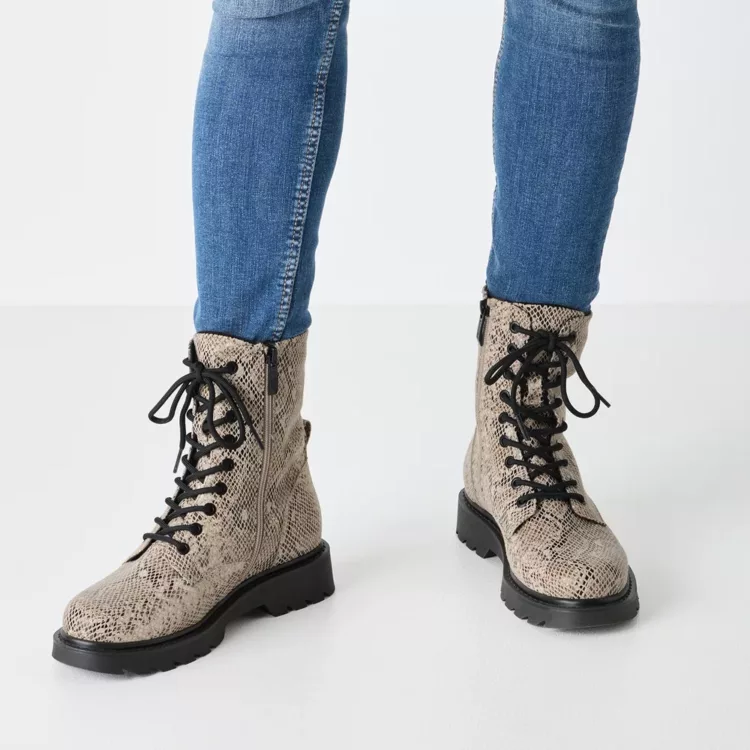 Bottines python à lacets de la marque Tamaris. Référence : 25918-43 483  Beige . Disponible chez Chauss'Family magasin de chaussures à Issoire.