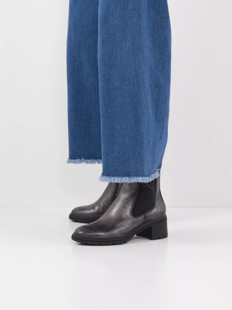 Bottines chelsea à talons de la marque Tamaris pour femme. Référence : 25456-43 915 Pewter. Disponible chez Chauss'Family magasin de chaussures à Issoire.