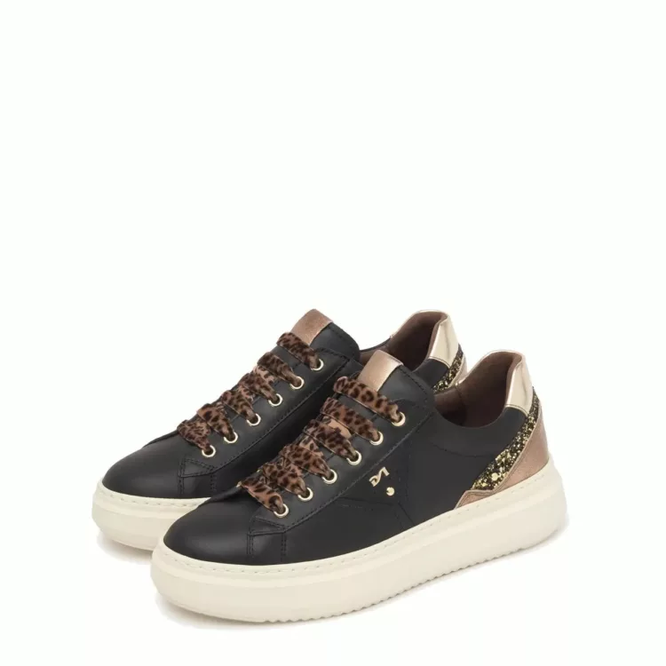 Baskets noires lacets léopard de la marque NeroGiardini pour femme. Référence : I514160D 100 Glitte. Disponible chez Chauss'Family magasin de chaussures à Issoire.