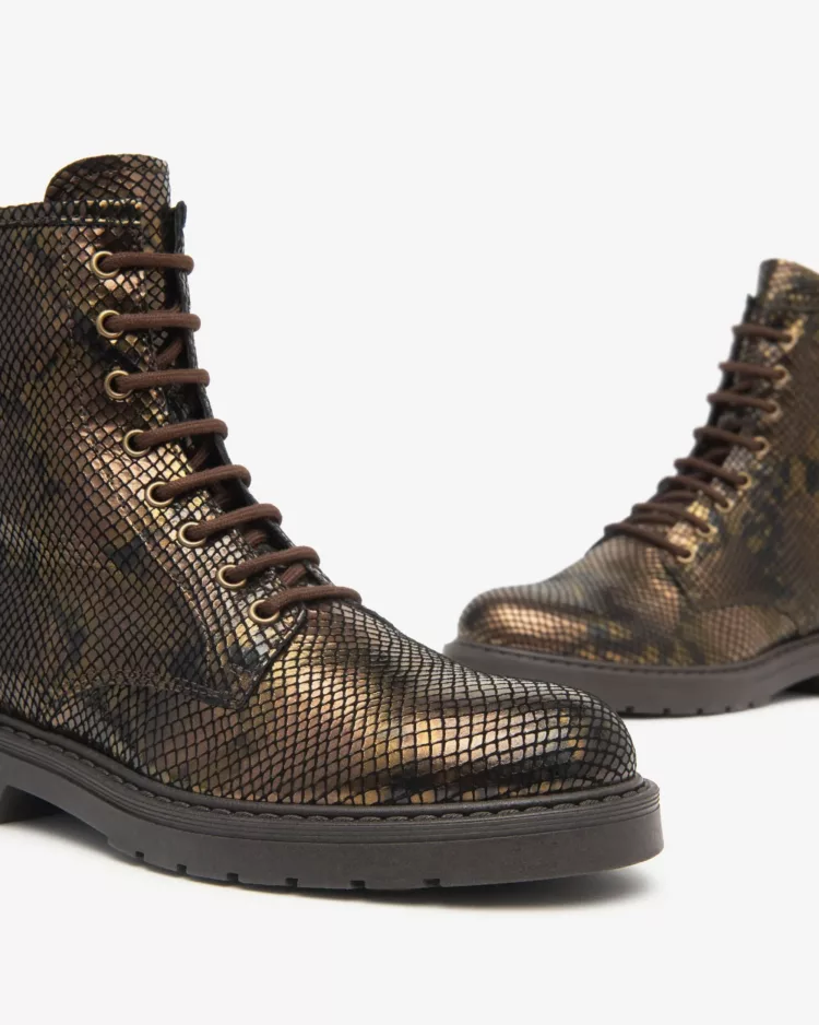 Bottines python à lacets de la marque NeroGiardini. Référence : I513946D 356 Ligh. Disponible chez Chauss'Family magasin de chaussures à Issoire.