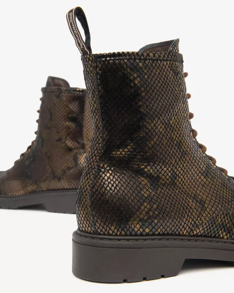 Bottines python à lacets de la marque NeroGiardini. Référence : I513946D 356 Ligh. Disponible chez Chauss'Family magasin de chaussures à Issoire.