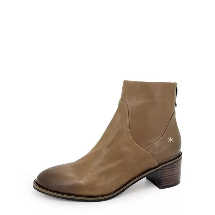 Bottines taupe de la marque Mam'Zelle pour femme. Référence : CSIUY50 Taxus Taupe. Disponible chez Chauss'Family magasin de chaussures à Issoire.