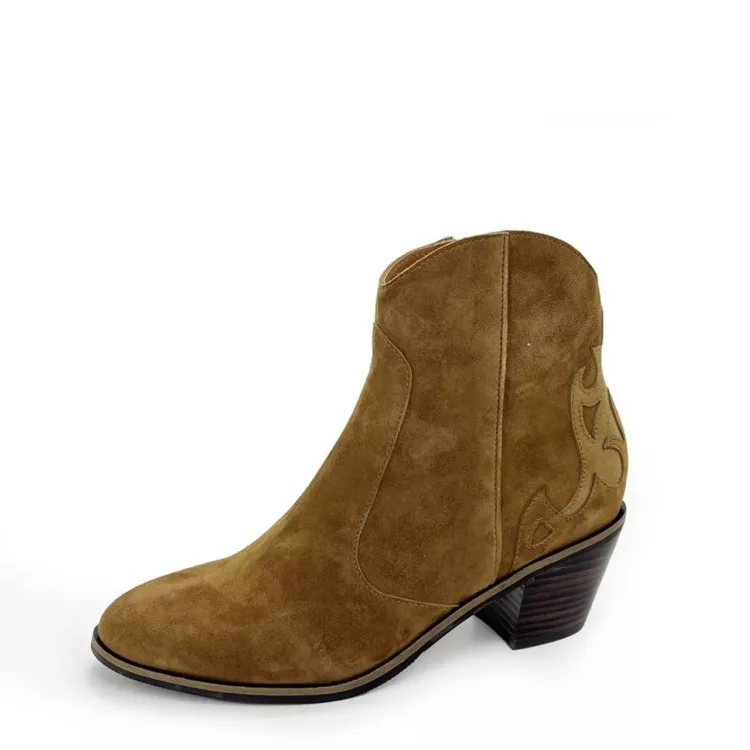 Santiags camel de la marque Mam'Zelle pour femme. Référence : CSGGF41 Tatou Velours Camel. Disponible chez Chauss'Family magasin de chaussures à Issoire.