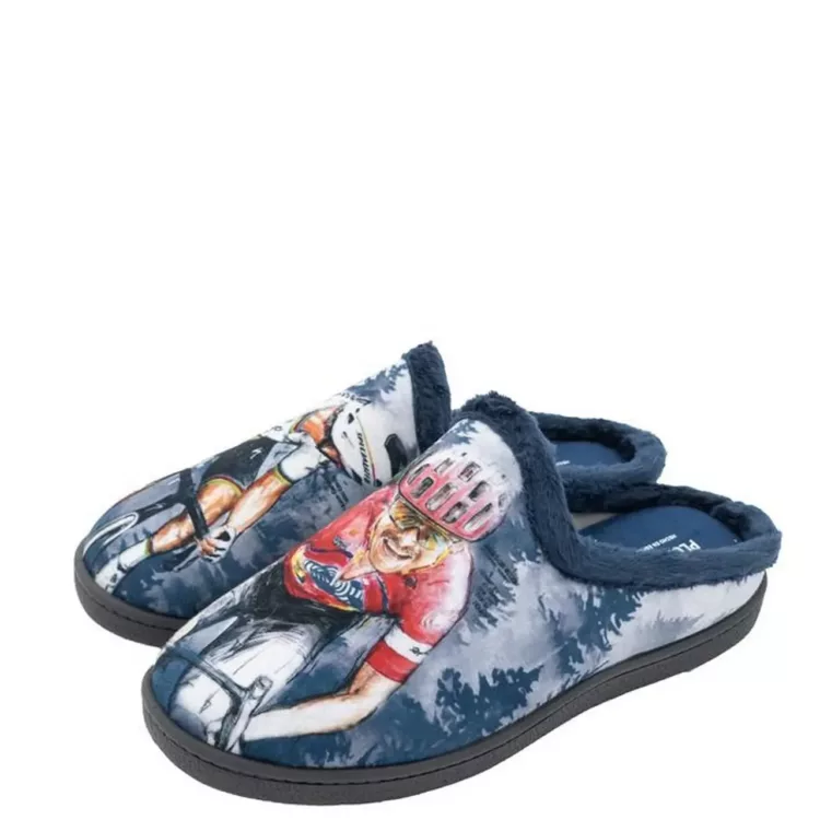 Mules motif cycliste pour homme de la marque Plumaflex. Référence : Bici 12228. Chauss'Family Issoire magasin de chaussures à Issoire.