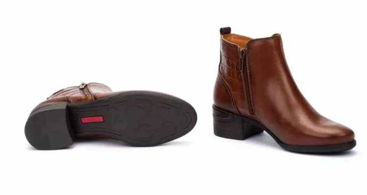 Bottines marron pour femme marque Pikolinos. Référence Malaga W6W-8968C1. Disponible chez Chauss'Family magasin de chaussures à Issoire.