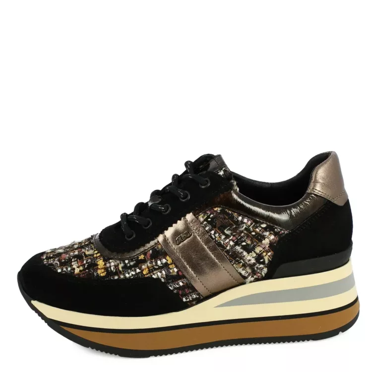 Baskets compensées noires pour femme marque GR Geo Reino. Référence Clevin noir. Disponible chez Chauss'Family magasin de chaussures à Issoire.