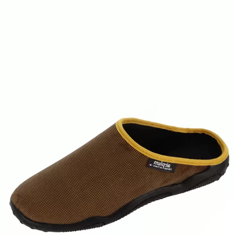 Mules jaunes Damas pour homme de la marque Airplum. Référence : Damas jaune. Disponible chez Chauss'Family magasin de chaussures à Issoire.