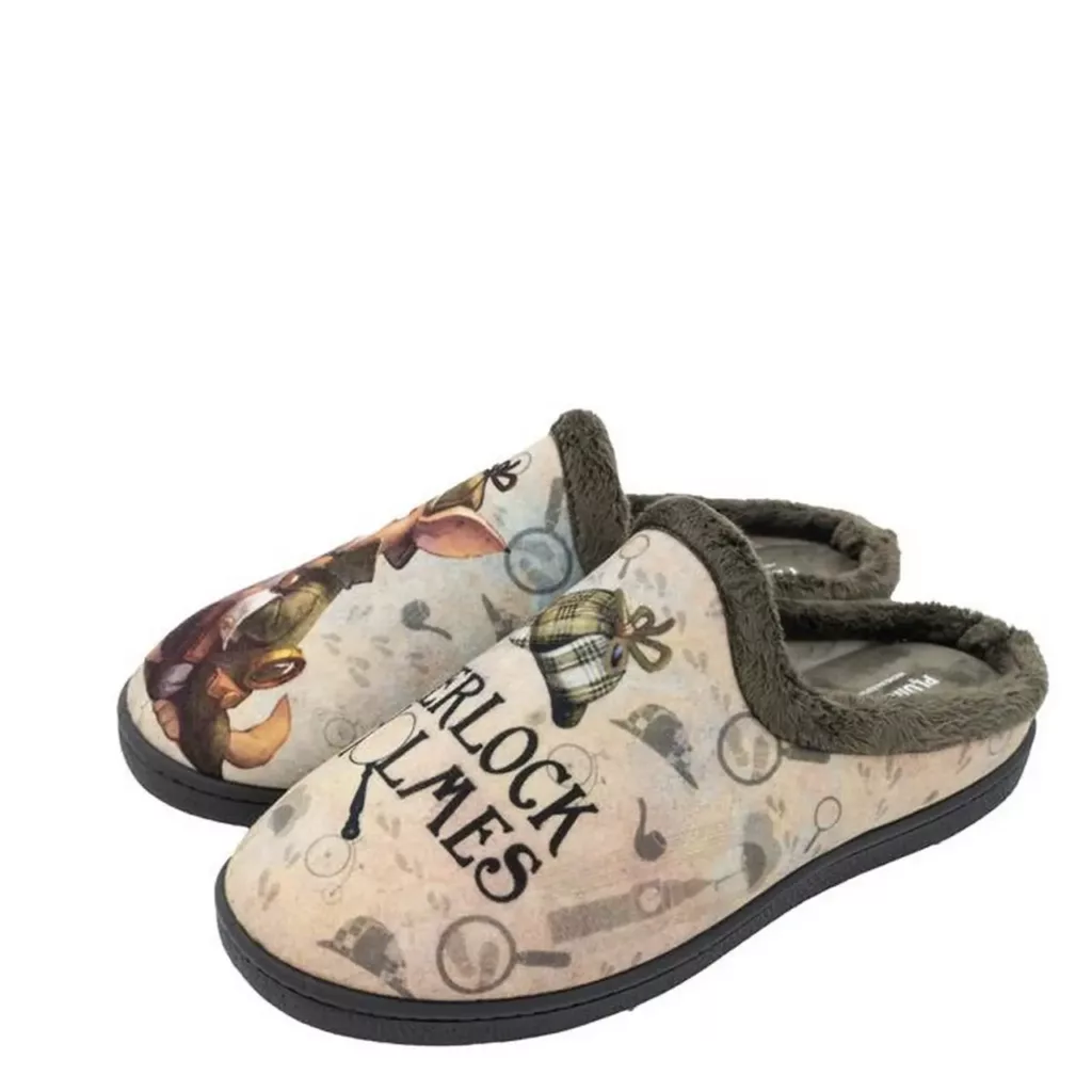 Mules motif Sherlock Holmes homme de la marque Plumaflex. Référence : R12229 Holmes. Disponible chez Chauss'Family Issoire magasin chaussures Issoire.