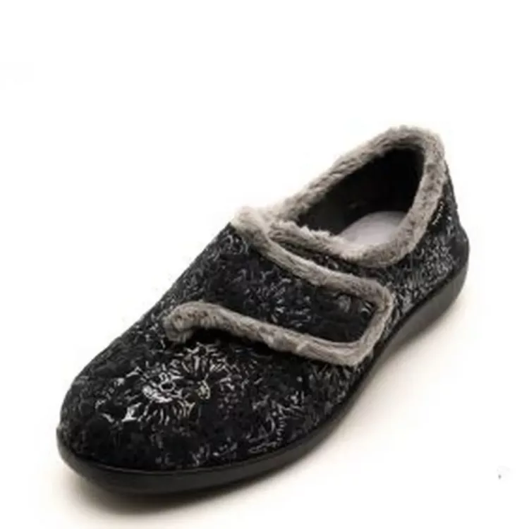 Pantoufles avec velcro pour femme marque Fargeot référence Tamia Noir. Disponible chez Chauss'Family magasin de chaussures à Issoire.