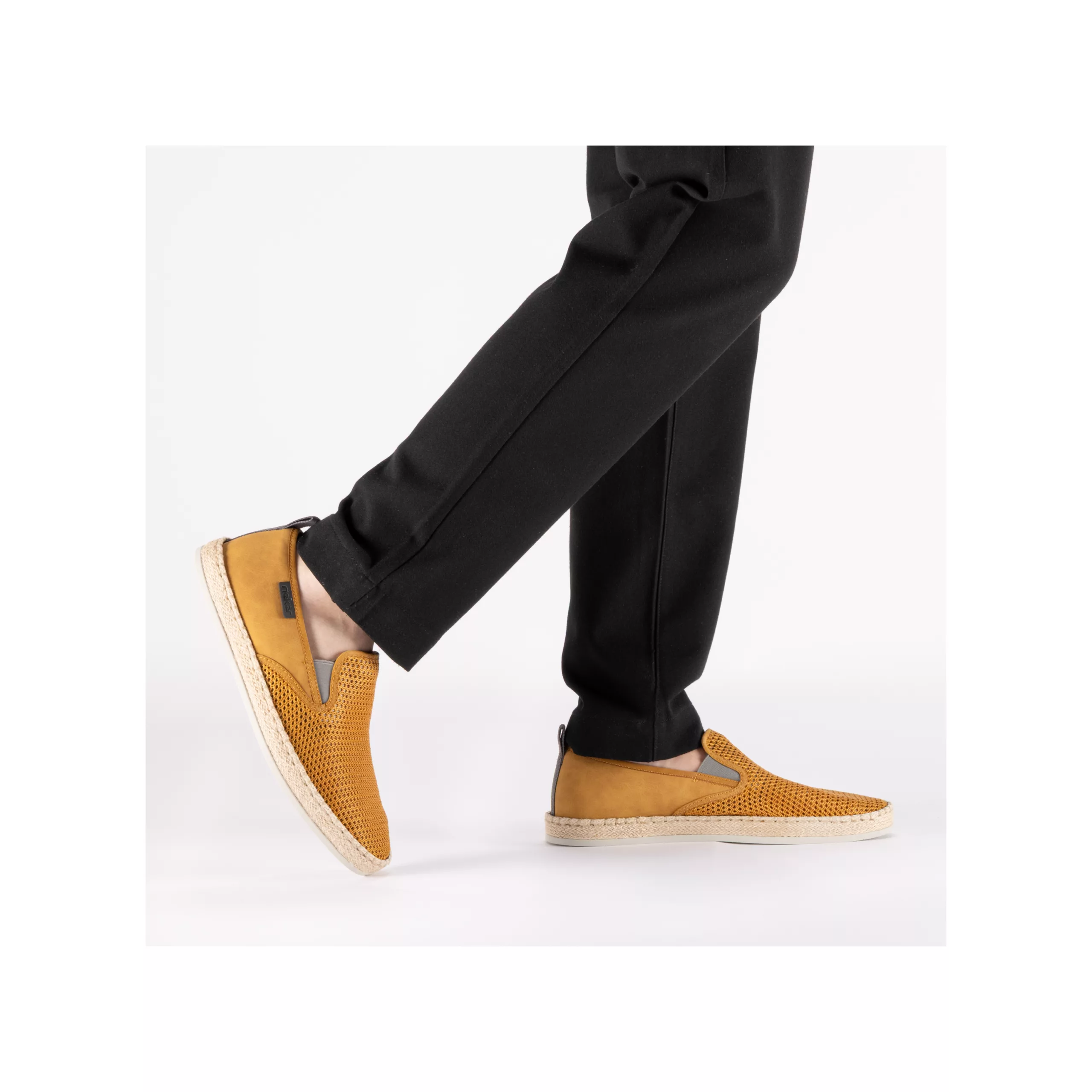 Mocassins jaunes toile de la marque Rieker. Référence B2661-68 Jaune . Disponible chez Chauss'Family magasin de chaussures à Issoire.