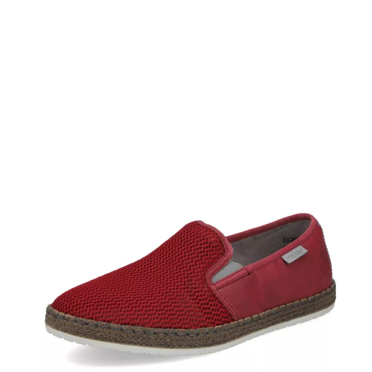 Mocassins rouges toile de la marque Rieker. Référence B5265-33 Rouge. Disponible chez Chauss'Family magasin de chaussures à Issoire.