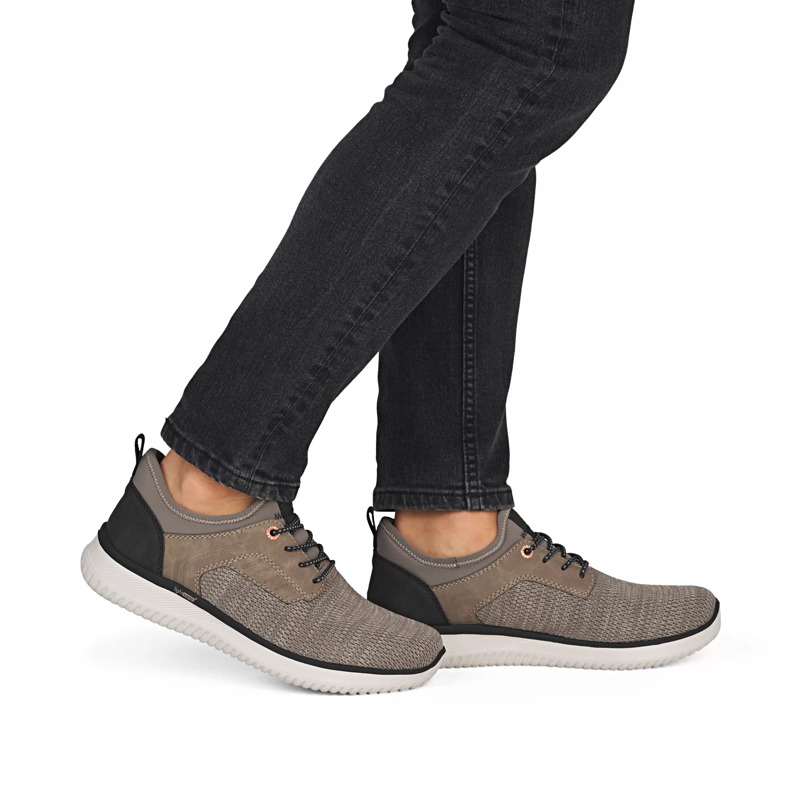 Baskets légères grises pour homme marque Rieker. Référence B9651-64 Gris. Disponible chez Chauss'Family magasin de chaussures à Issoire.