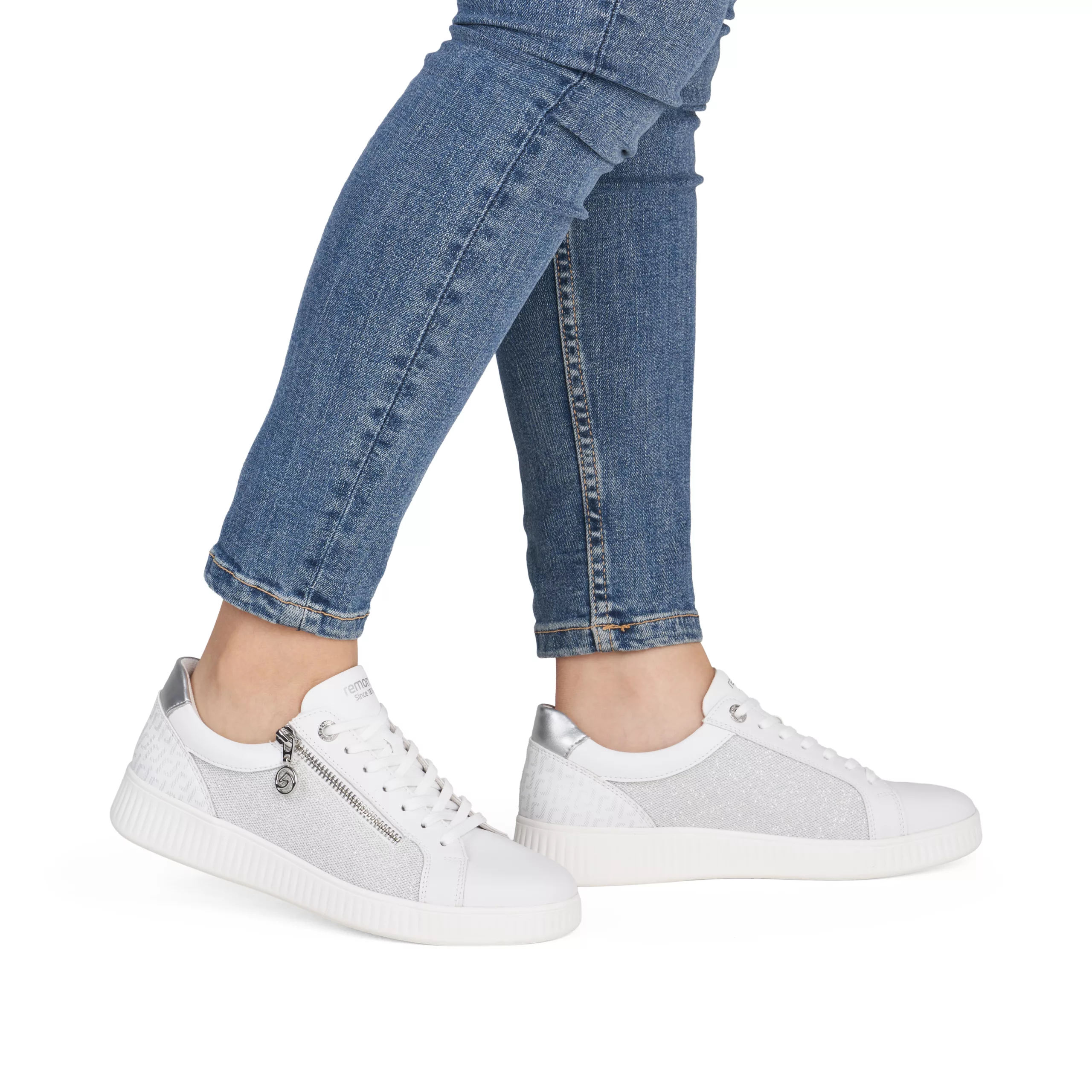 Baskets blanches et argentées Remonte pour femme. Référence D2E00-84 Silver. Disponible chez Chauss'Family magasin de chaussures Issoire.