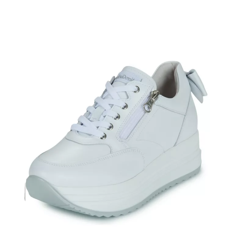 Baskets blanches à plateforme de la marque NeroGiardini pour femme. Référence : E615210D 707 . Disponible chez Chauss'Family magasin de chaussures à Issoire