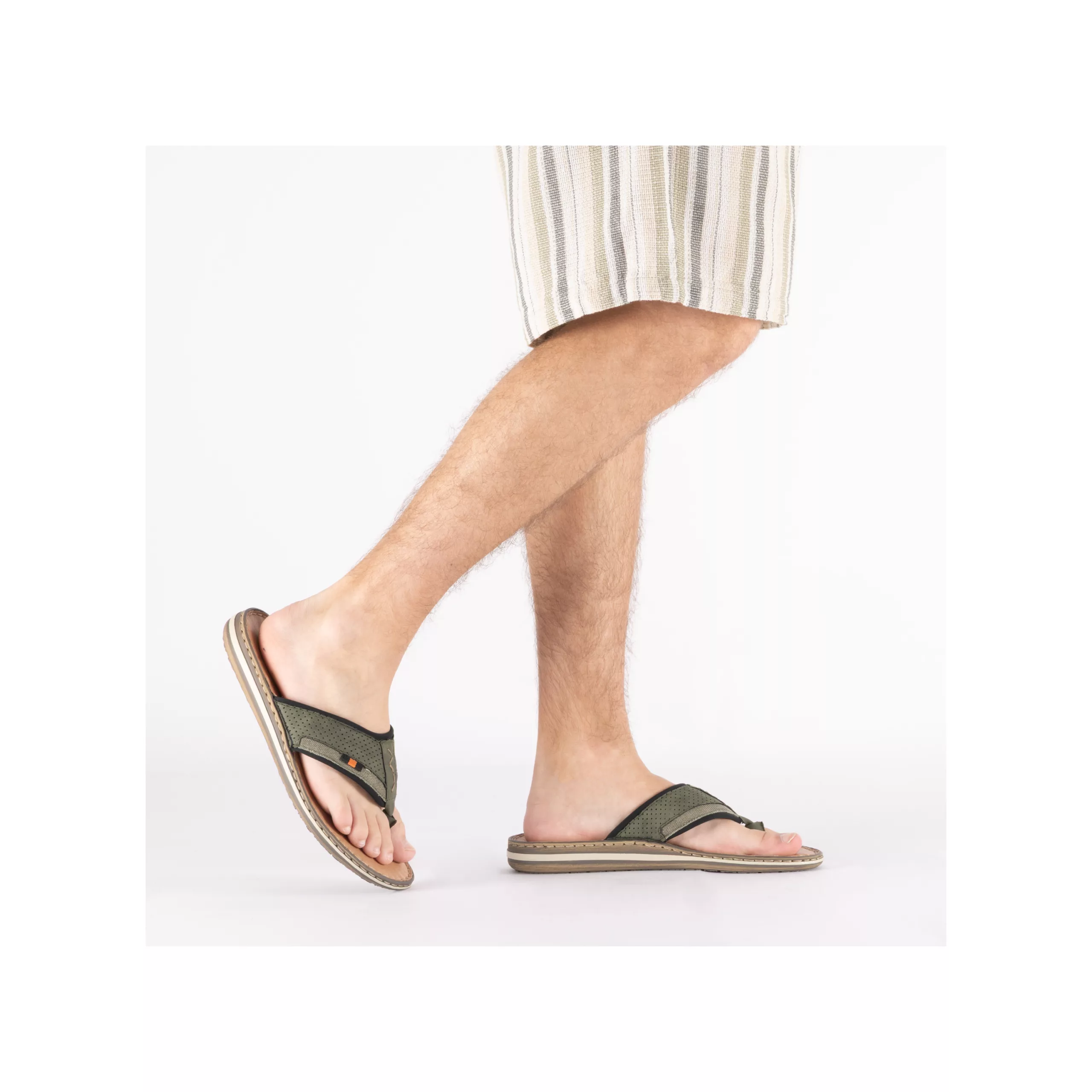 Tongs kaki pour homme de la marque Rieker. Référence 21084-54 Kaki. Disponible chez Chauss'Family magasin de chaussures à Issoire.