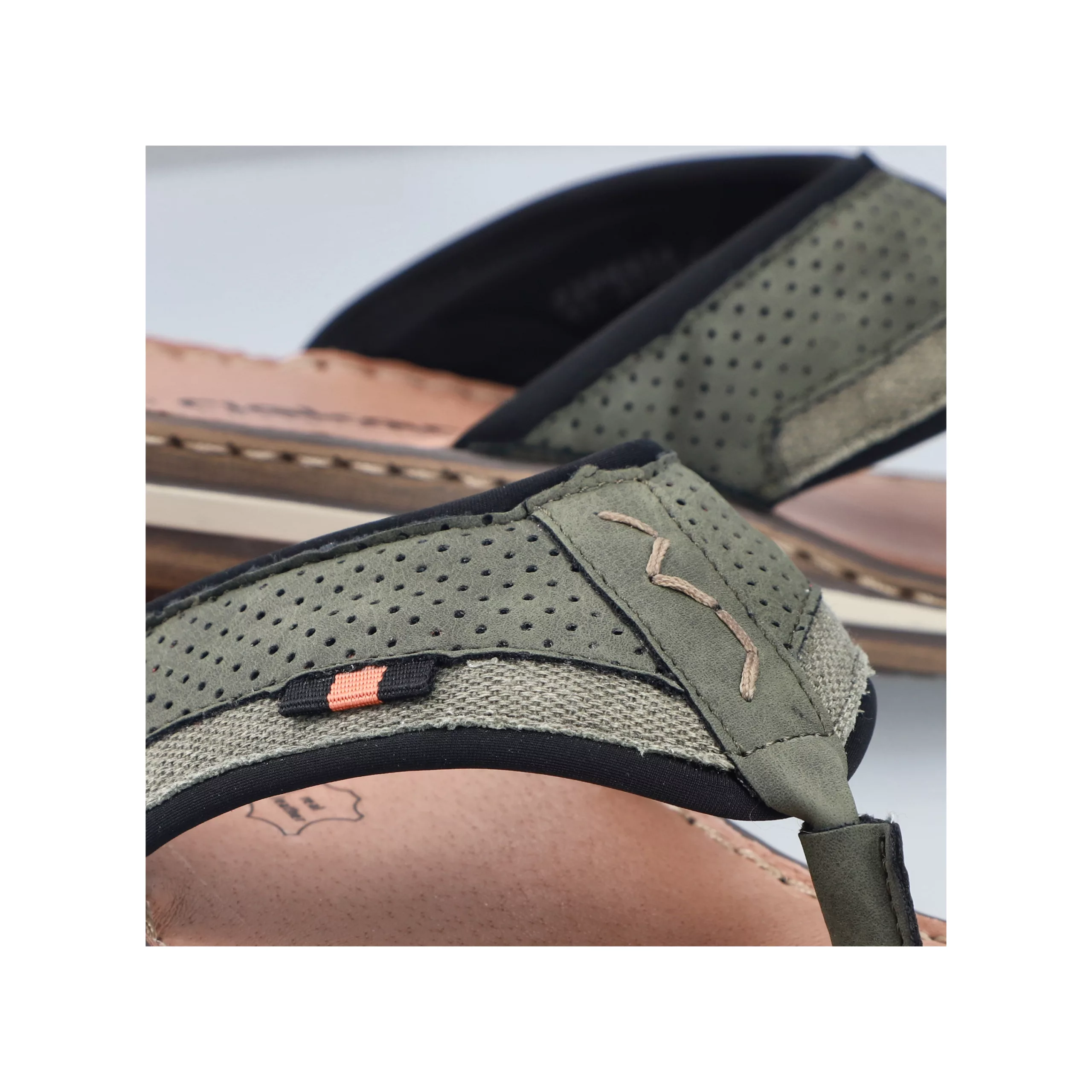 Tongs kaki pour homme de la marque Rieker. Référence 21084-54 Kaki. Disponible chez Chauss'Family magasin de chaussures à Issoire.