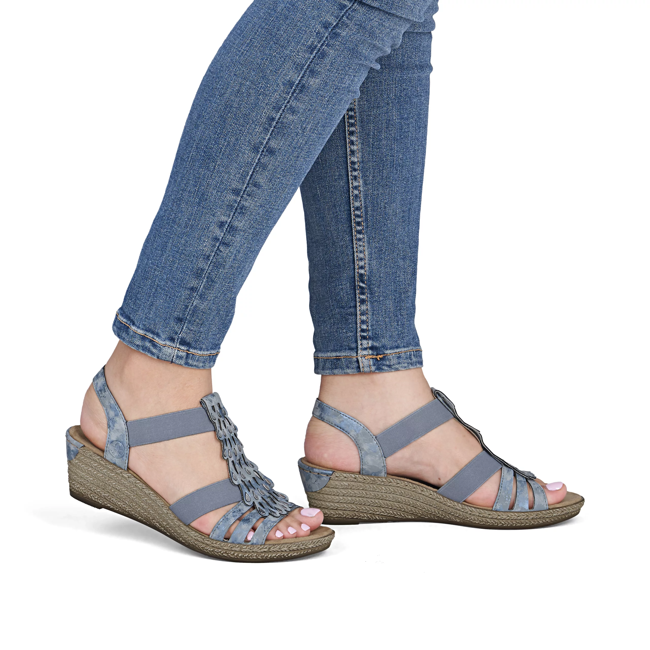 Sandales bleues compensées Rieker pour femme . Référence : 62436-12 Bleu. Disponible chez Chauss'Family magasin de chaussures à Issoire.