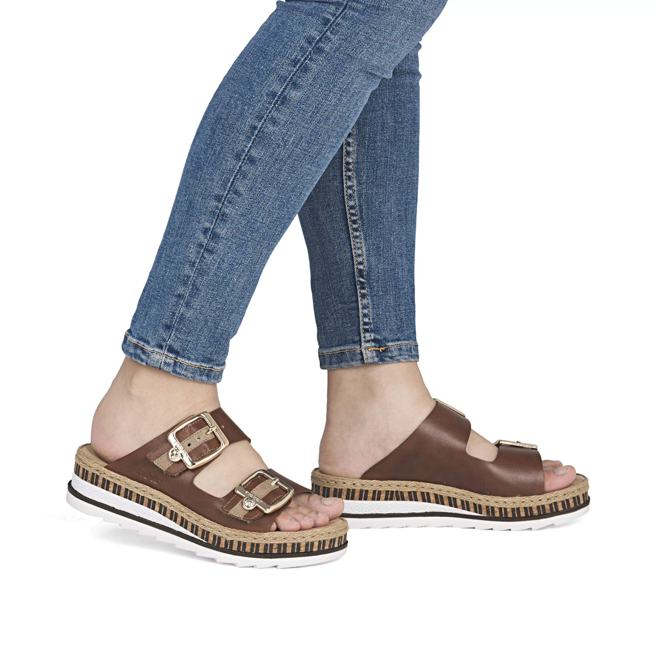 Mules réglables marron de la marque Rieker. Référence V7955-24 Marron. Disponible chez Chauss'Family magasin de chaussures à Issoire.