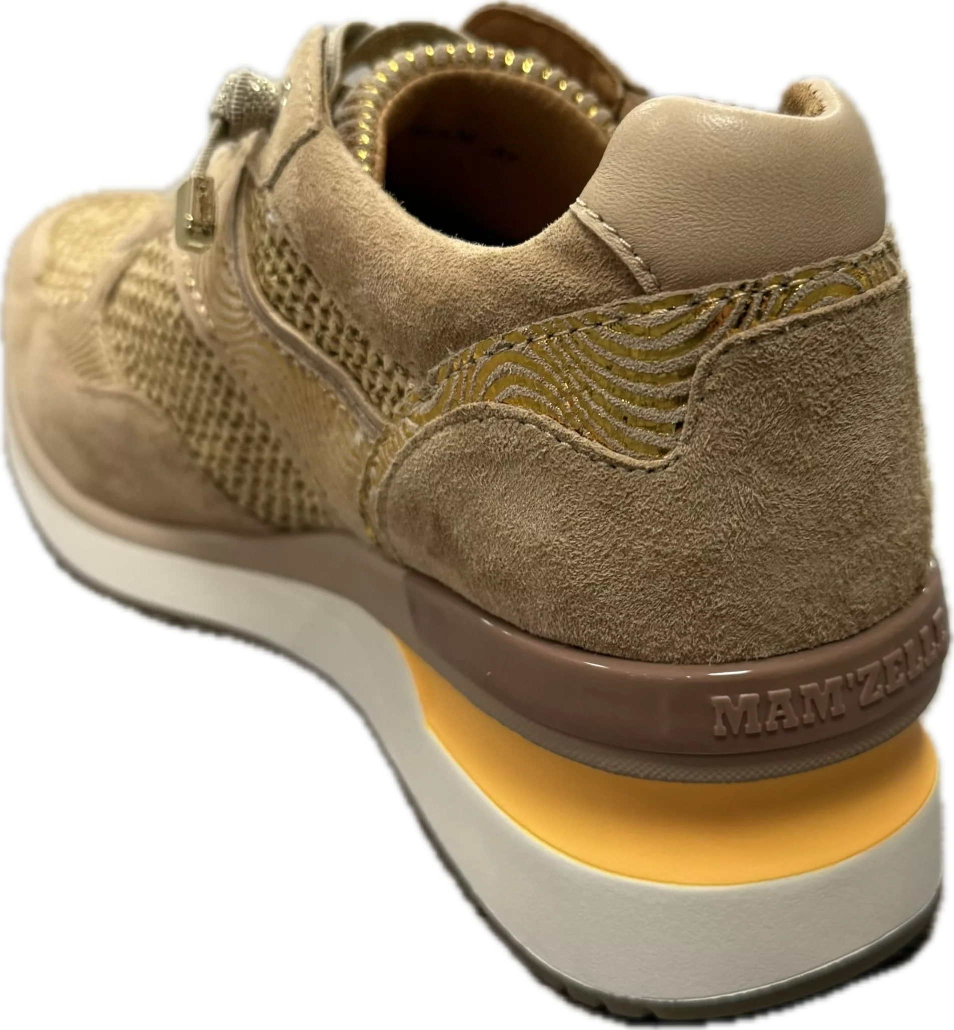 Baskets beiges compensées de la marque Mam'Zelle. Référence : CSIJK86 Visio. Disponible chez Chauss'Family magasin de chaussures à Issoire.