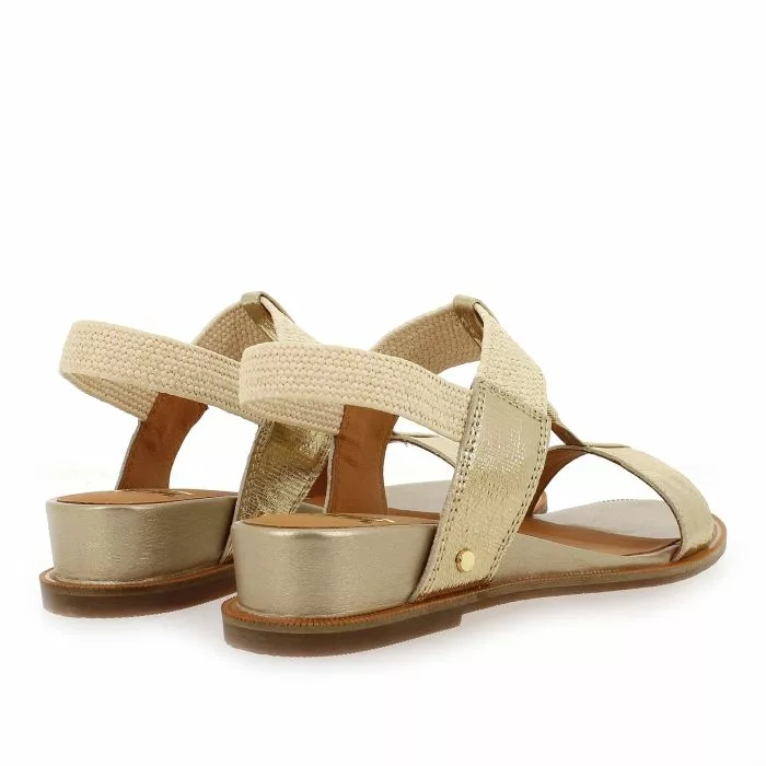 Sandales élastiquées dorées pour femme marque Mam'zelle. Référence : CSG2Q31 Obole Metallic Platine. Disponible chez Chauss'Family magasin de chaussures.