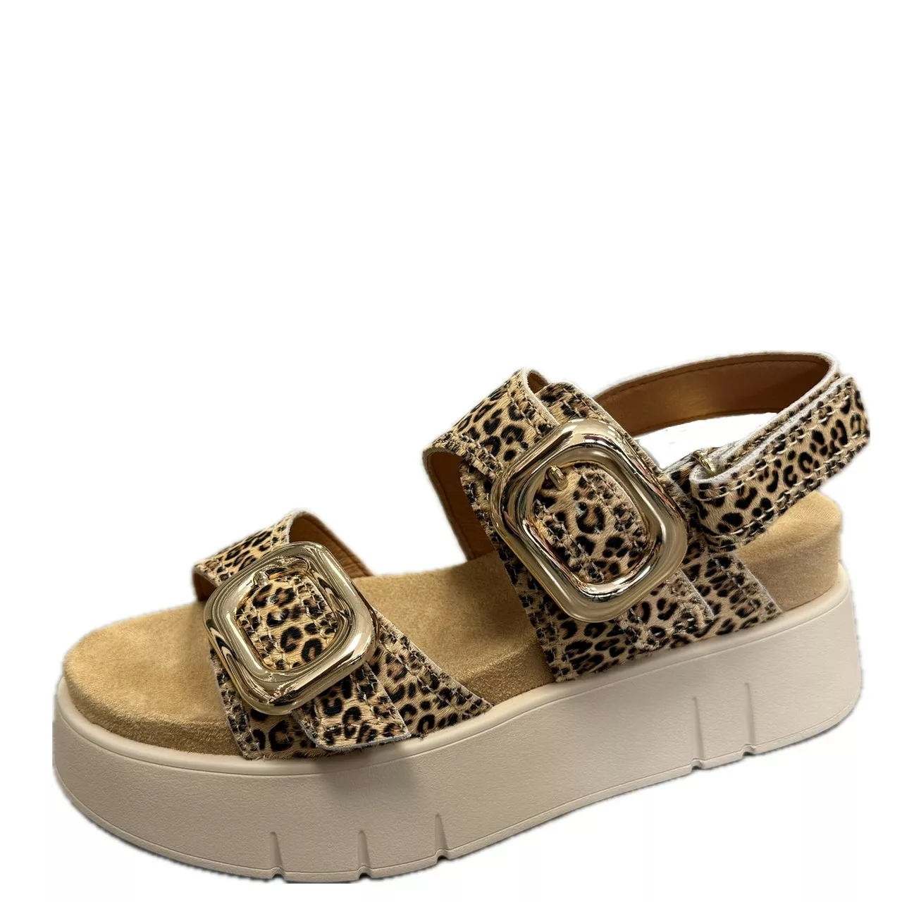 Sandales léopard à plateforme de la marque Mam'Zelle. Référence : CSGNQ06 Leo Beige. Disponible chez Chauss'Family magasin de chaussures à Issoire.