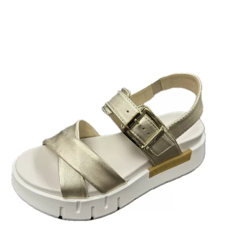 Sandales dorées à plateforme NeroGiardini pour femme. Référence : E617064D 418 Etoile. Disponible chez Chauss'Family magasin de chaussures à Issoire.
