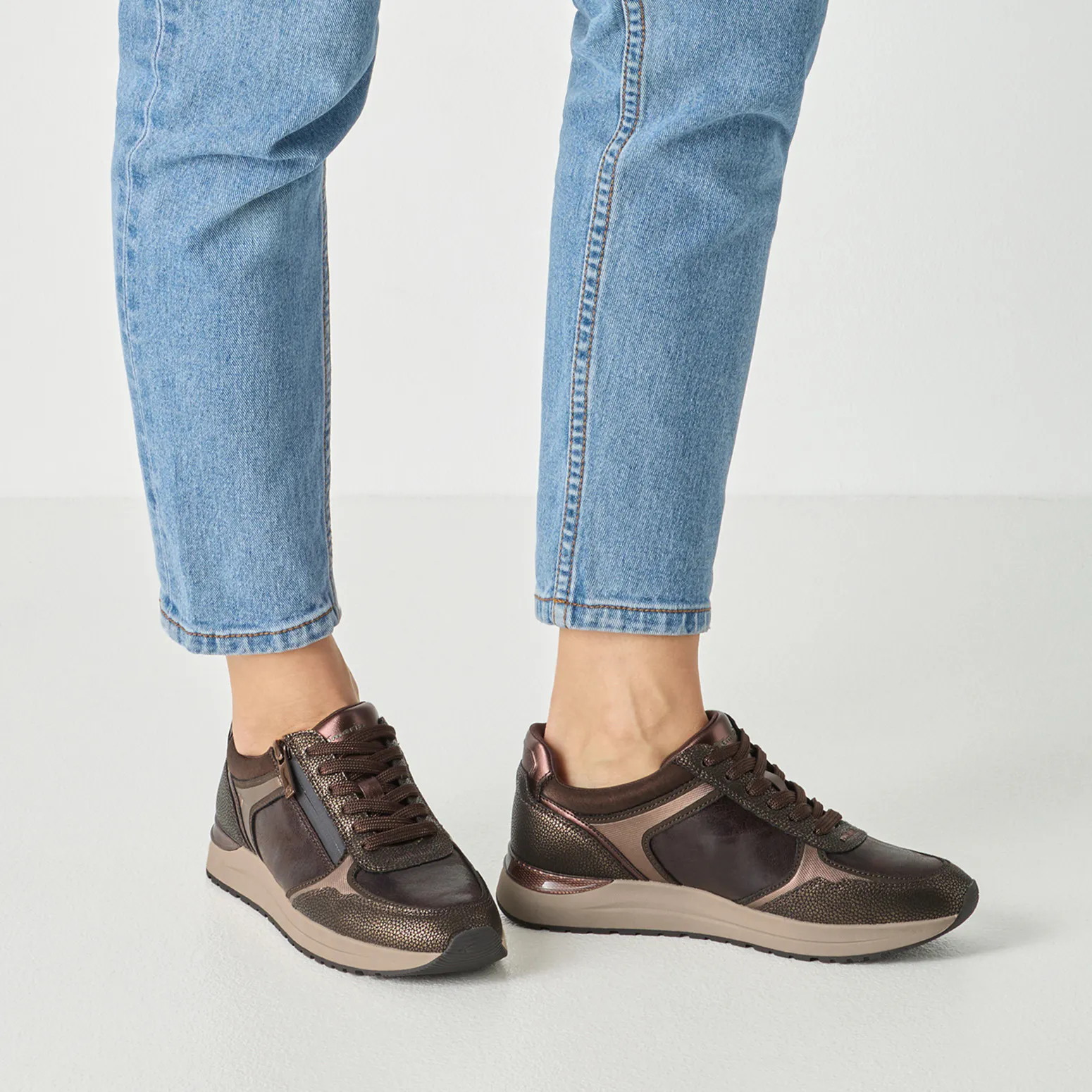 Baskets marron Tamaris pour femme. Référence : 23734-47 303 Mocca comb. Disponible chez Chauss'Family magasin de chaussures à Issoire.