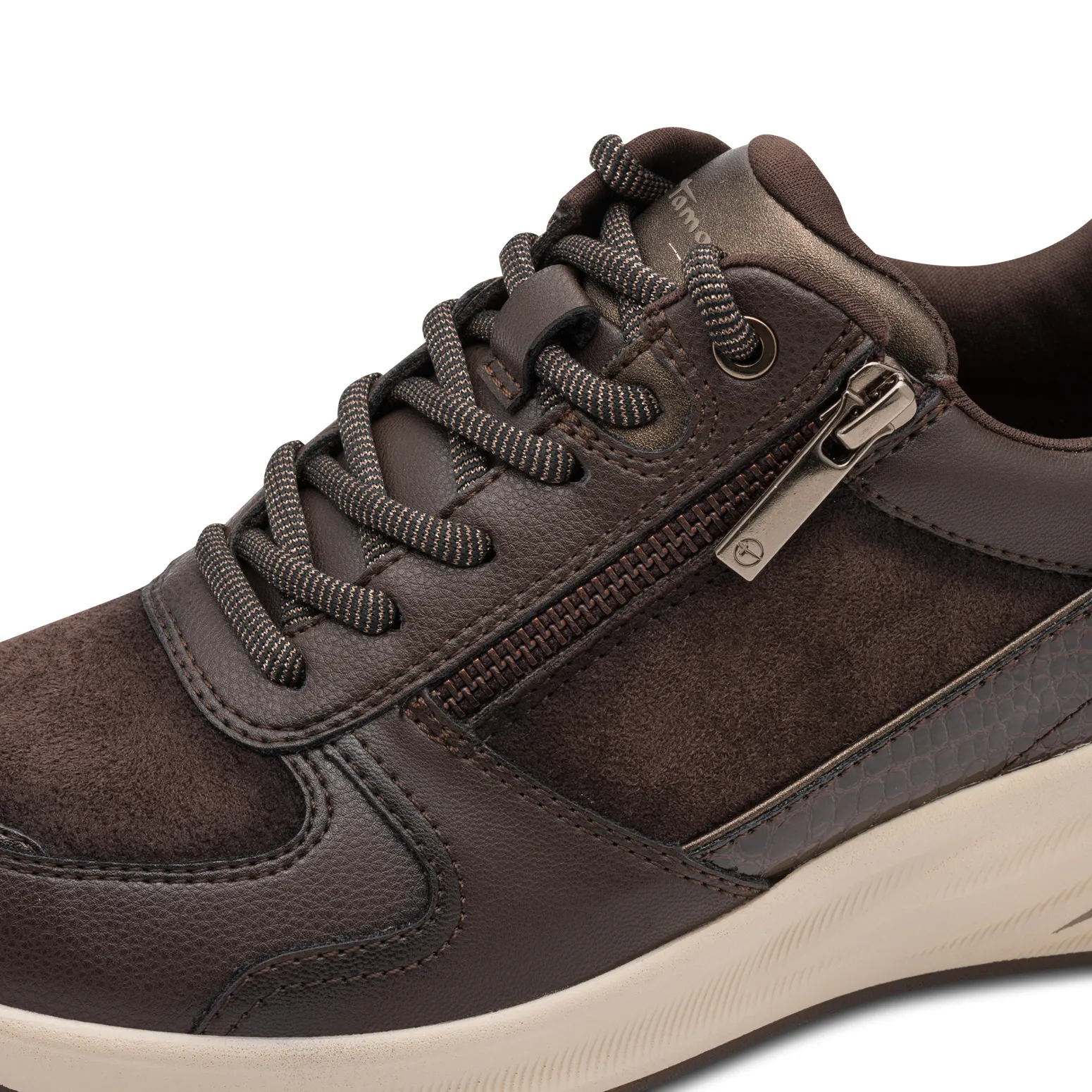 Baskets marron compensées Tamaris pour femme. Référence : 23754-45 303 Mocca comb. Disponible chez Chauss'Family magasin de chaussures à Issoire.