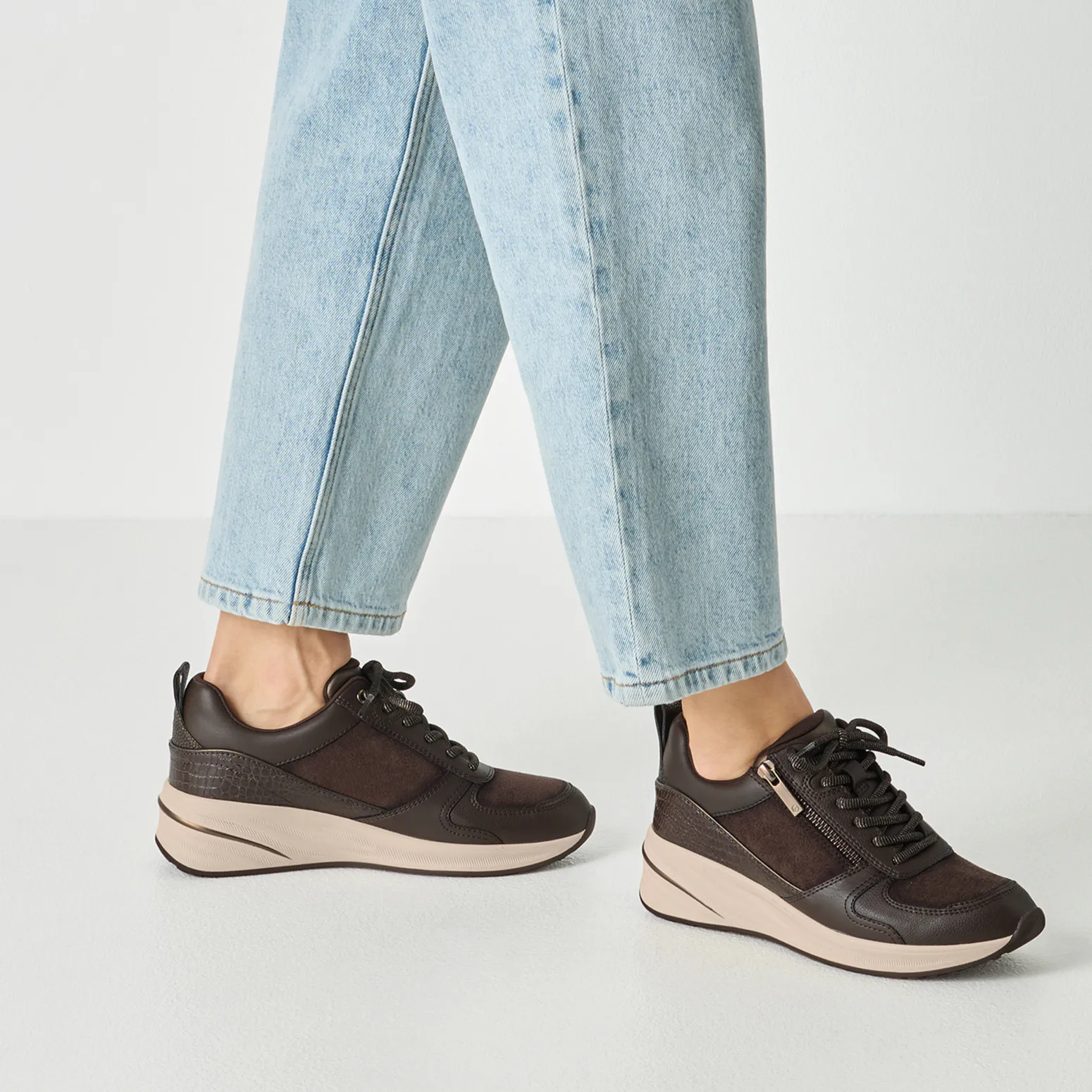 Baskets marron compensées Tamaris pour femme. Référence : 23754-45 303 Mocca comb. Disponible chez Chauss'Family magasin de chaussures à Issoire.