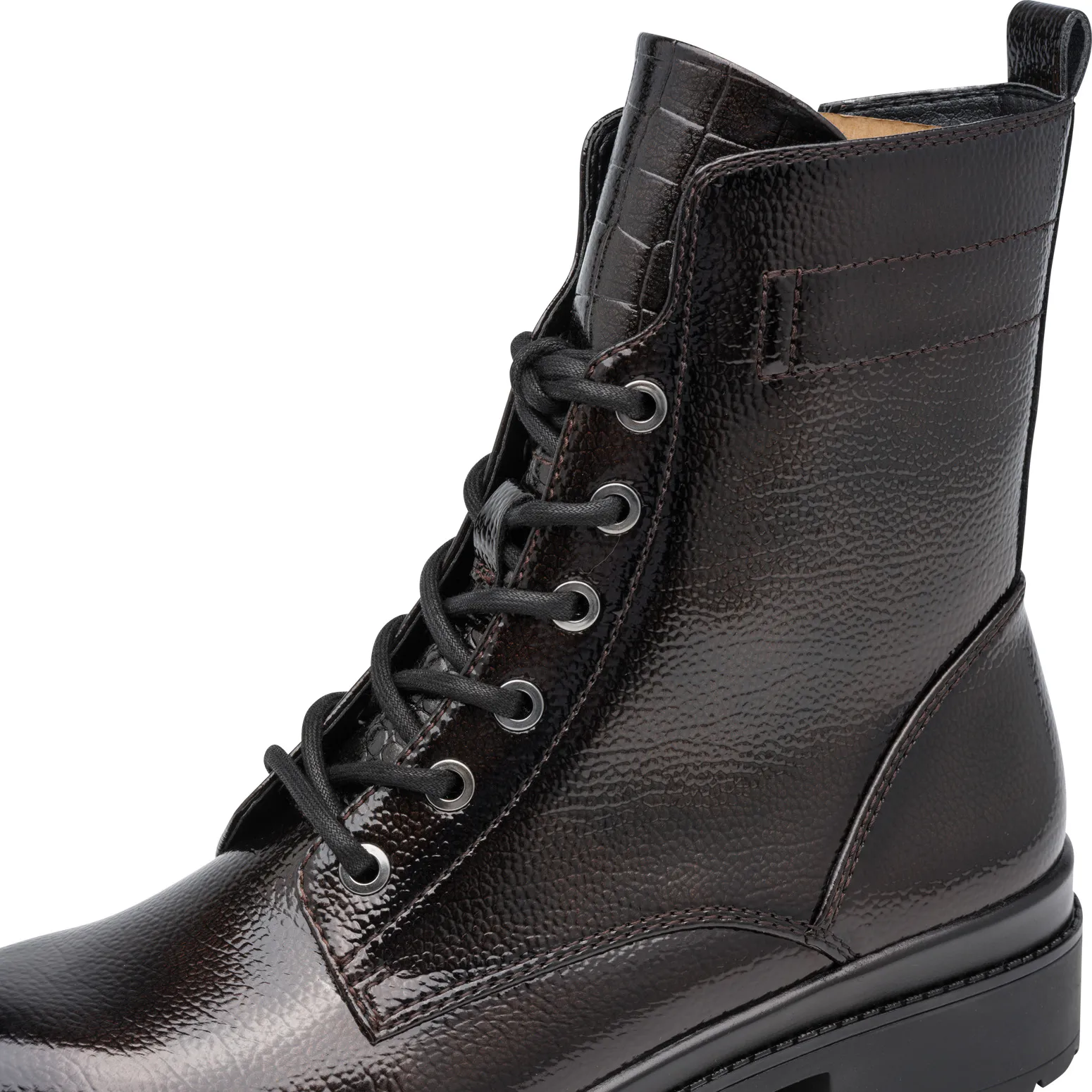 Bottines vernies à lacets de la marque Tamaris pour femme. Référence : 25236-43 332 Mocca Patent . Disponible chez Chauss'Family magasin de chaussures à Issoire.