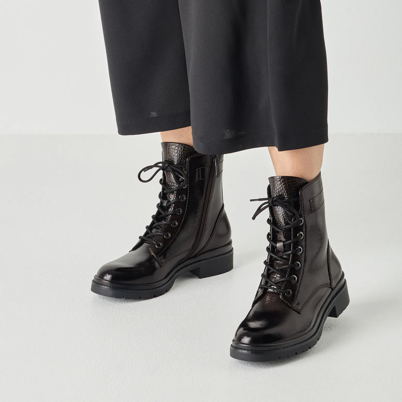 Bottines vernies à lacets de la marque Tamaris pour femme. Référence : 25236-43 332 Mocca Patent . Disponible chez Chauss'Family magasin de chaussures à Issoire.
