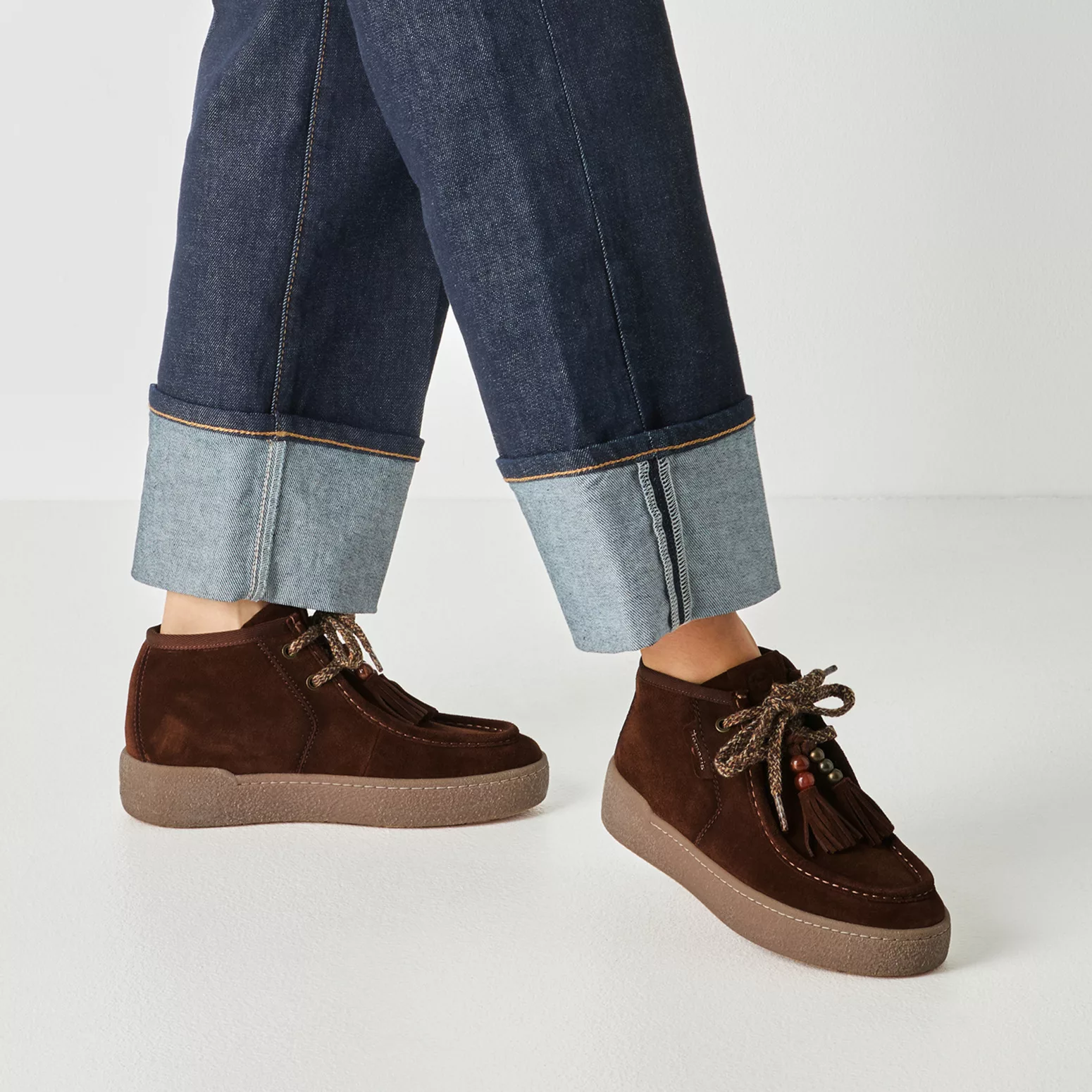 Bottines avec pampilles marron la marque Tamaris pour femme. Référence : 25406-47 311 Muscat. Disponible chez Chauss'Family magasin de chaussures à Issoire.
