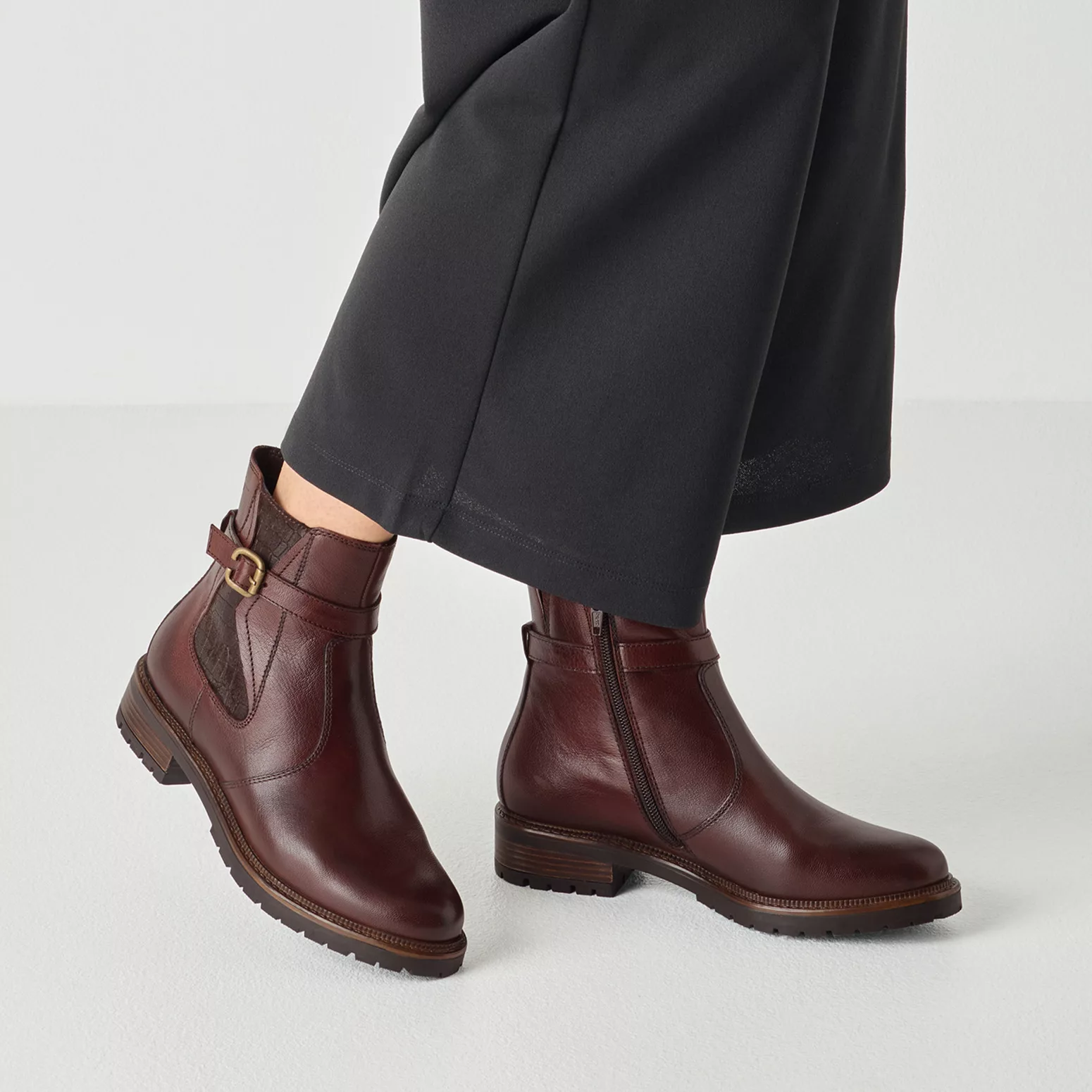Bottines marron foncé la marque Tamaris pour femme. Référence : 25495-47 306 Brandy . Disponible chez Chauss'Family magasin de chaussures à Issoire.
