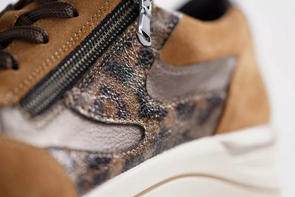 Baskets compensées marron et léopard pour femme Remonte. Référence : D0T23-24 Marron. Disponible chez Chauss'Family magasin de chaussures à Issoire.