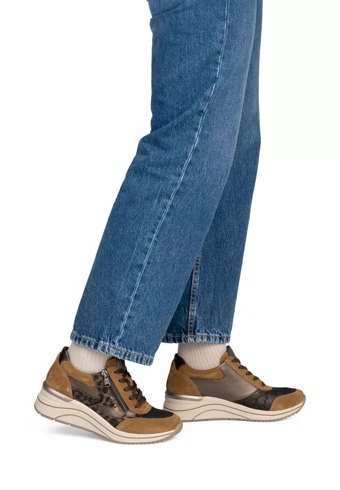 Baskets compensées marron et léopard pour femme Remonte. Référence : D0T23-24 Marron. Disponible chez Chauss'Family magasin de chaussures à Issoire.