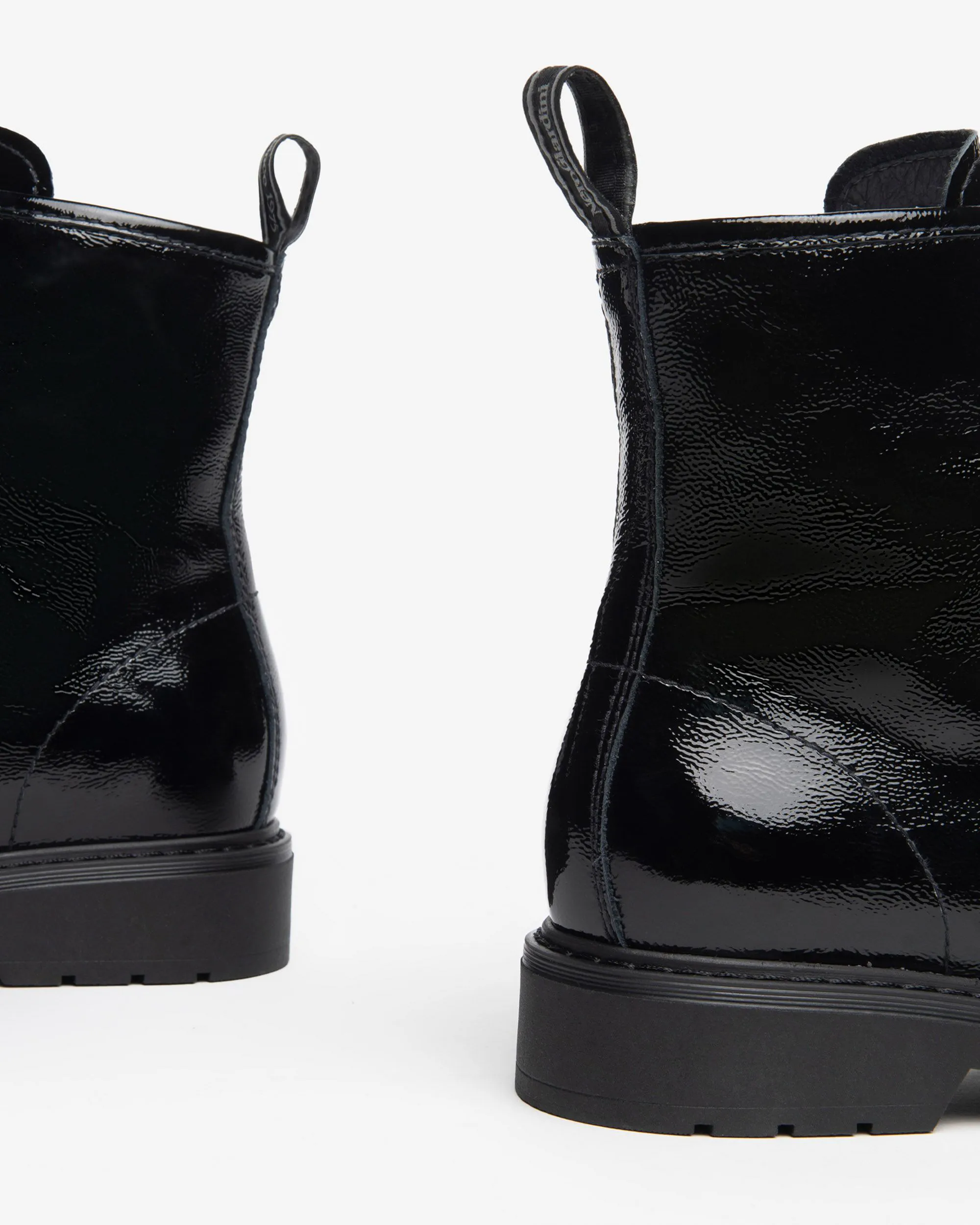 Bottines noires vernies femme marque NeroGiardini. Référence I309180D 100 Nero. Disponible chez Chauss'Family magasin de chaussures à Issoire.